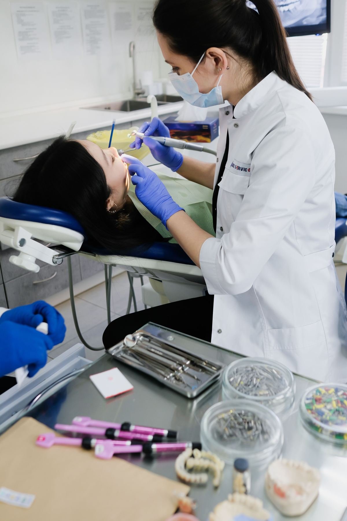 Dentista realizando un tratamiento